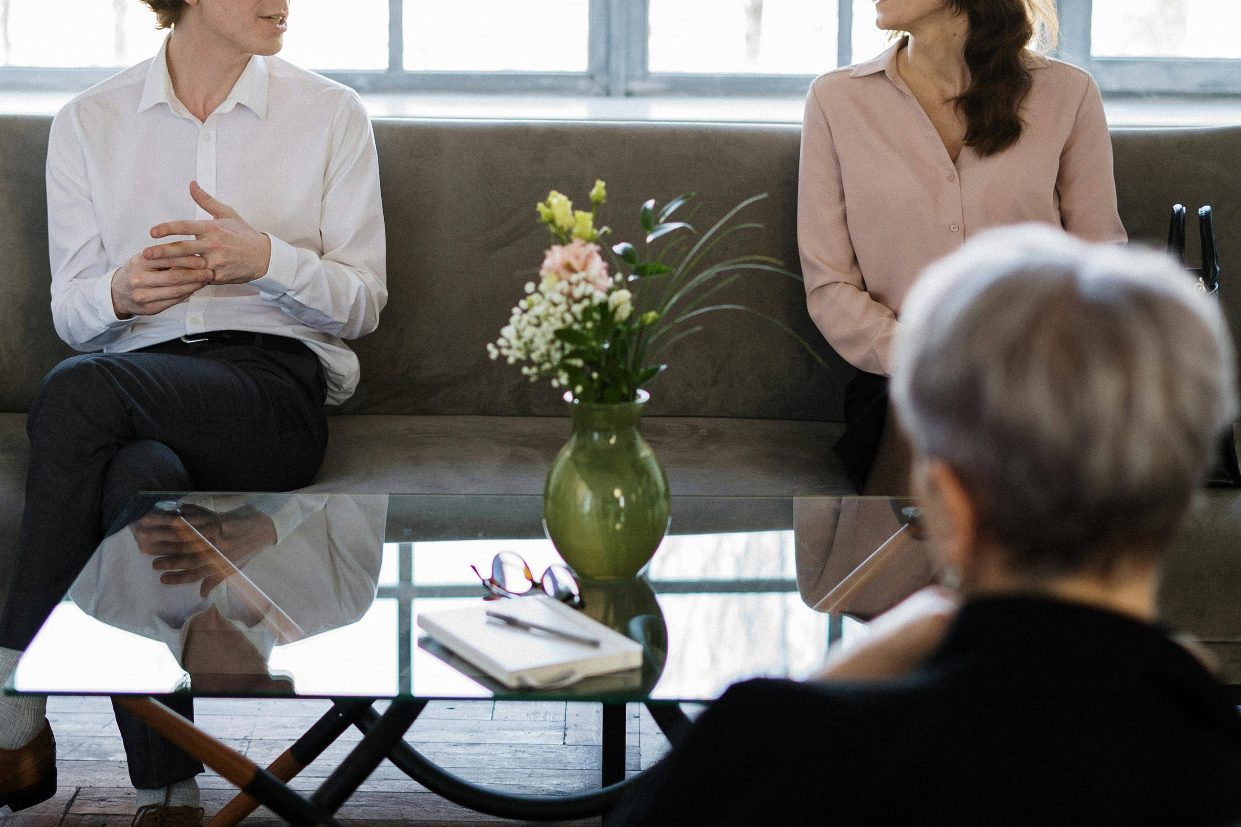 séance psy image d'une séance psy, le praticien écrit pendant que le patient parle
